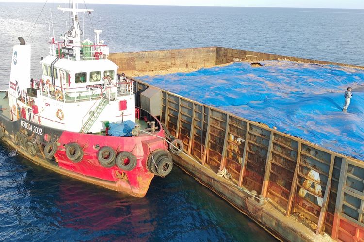 Badan Keamanan Laut (Bakamla) RI menangkap tiga kapal berbendera Indonesia bermuatan ore nikel ilegal di Kabupaten Kolaka Utara, Provinsi Sulawesi Tenggara.  Bakamla melalui kapal KN Kuda Laut-403 menyergap tiga kapal, masing-masing TB Trinity 302/TK Pacific 302, TB MDM Batola/TK MDM 04, dan TB Merdeka 2002/TK Dirgahayu 3102 dengan waktu yang berbeda.