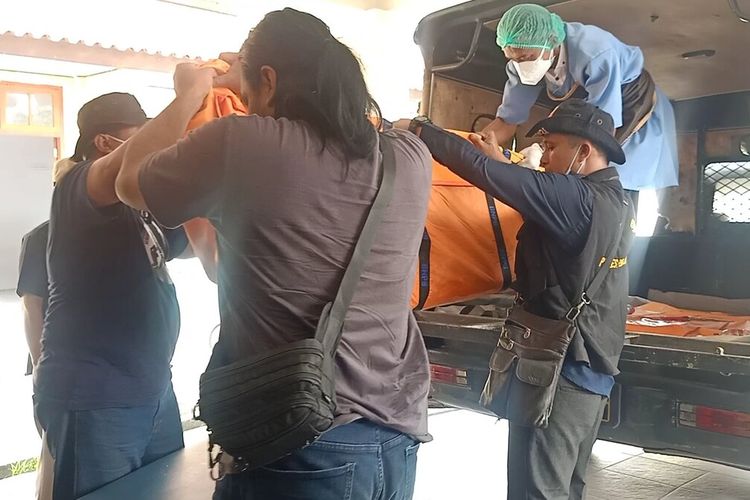 Petugas INAFIS Polres Pemalang mengangkat jasad dibawa ke ruang jenazah RSUD M.Ashari Pemalang