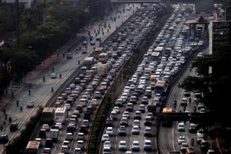 Kepadatan arus lalu lintas di tol dalam kota Jalan Gatot Subroto, Jakarta, Rabu (15/8/2012). Menjelang libur panjang Hari Raya Idul Fitri suasana lalu lintas di Jakarta relatif masih padat.