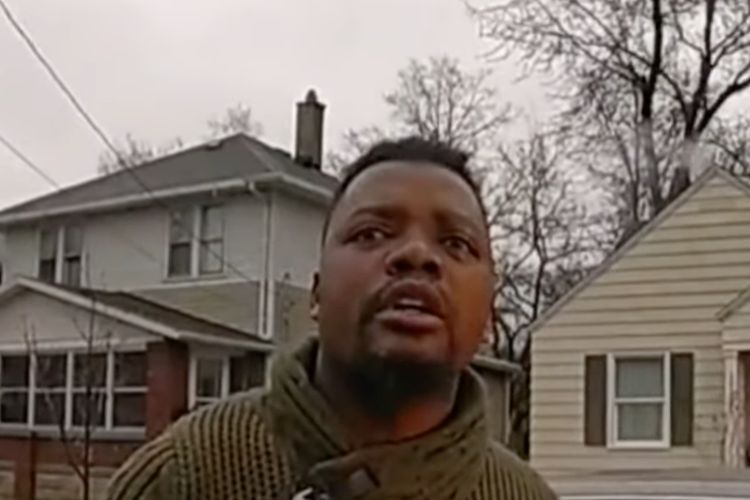 Tangkapan layar video Patrick Lyoya yang terekam dalam body camera polisi sesaat sebelum petugas yang menangkap menembaknya hingga tewas di Grand Rapids, Michigan, AS pada 4 April 2022.