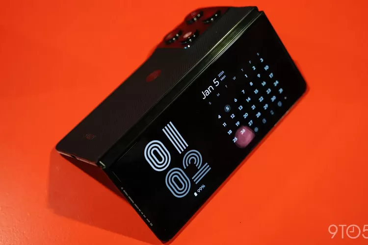 Kehadiran Razr Fold menandai langkah baru Motorola untuk menantang pemain lama di kelas ponsel lipat besar, seperti Galaxy Z Fold dan Pixel Fold.
