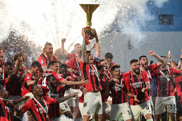 Kapten dan bek AC Milan, Alessio Romagnoli, mengangkat trofi juara Liga Italia 2021-2022. AC Milan juara Liga Italia 2021-2022 usai meraih kemenangan 3-0 atas Sassuolo di Stadion Mapei, Minggu (22/5/2022).