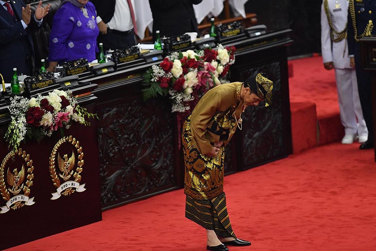 Presiden Joko Widodo dengan baju adat suku Sasak NTB memberi hormat seusai menyampaikan pidato kenegaraan dalam rangka HUT Ke-74 Kemerdekaan RI dalam Sidang Bersama DPD-DPR di Kompleks Parlemen, Senayan, Jakarta, Jumat (16/8/2019).