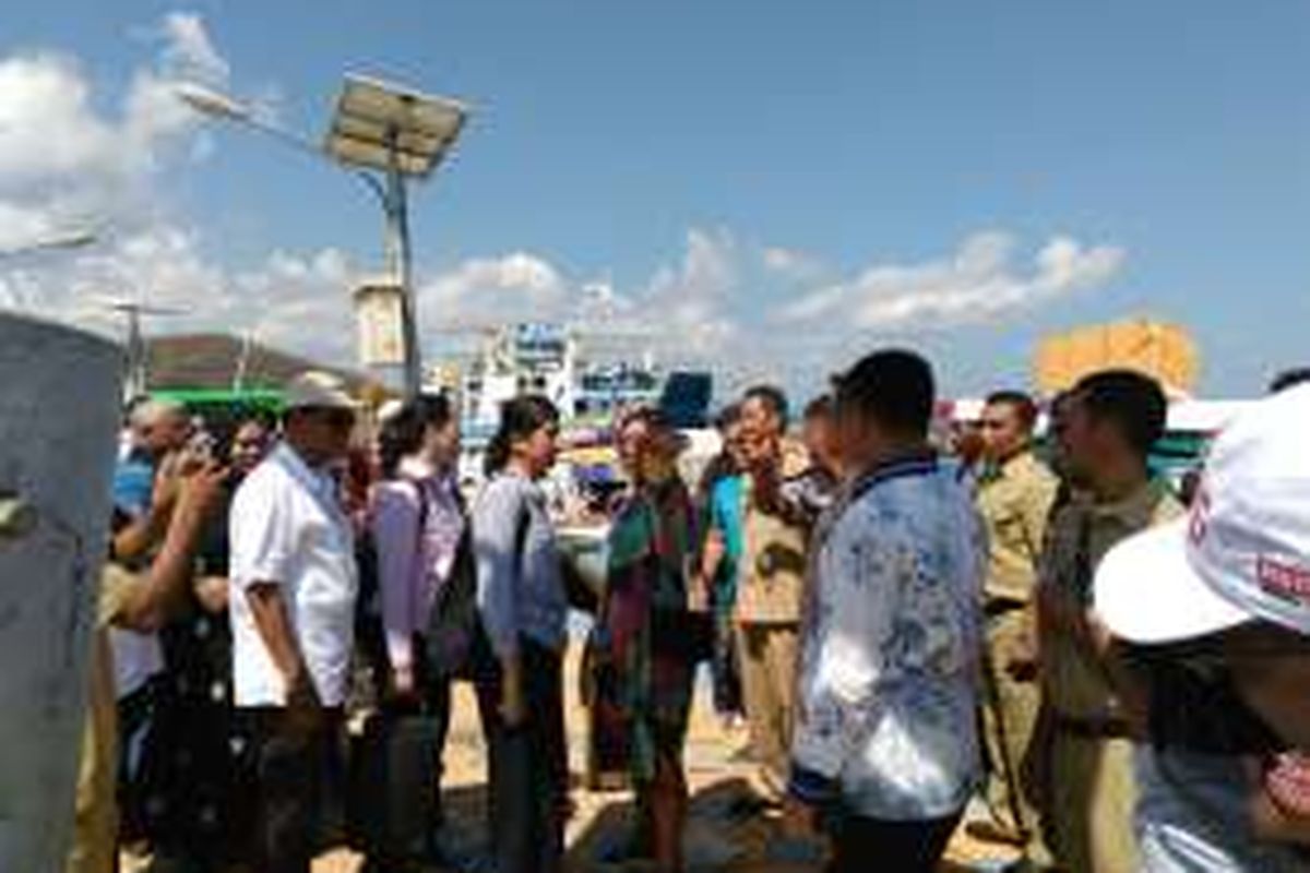 Menteri Kelautan dan Perikanan Susi Pudjiastuti meninjau dermaga apung di pelabuhan nelayan TPI Manggarai Barat, Labuan Bajo, NTT pada Senin (6/6/2016).