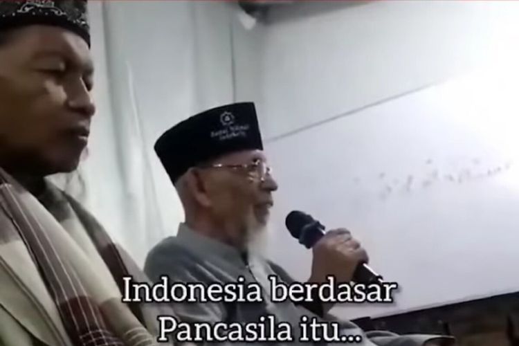 Tangkapan layar video pendiri Pondok Pesantren (Ponpes) Al Mukmin Ngruki, Abu Bakar Ba'asyir (ABB) mengakui Pancasila sebagai dasar negara Indonesia yang beredar di media sosial.