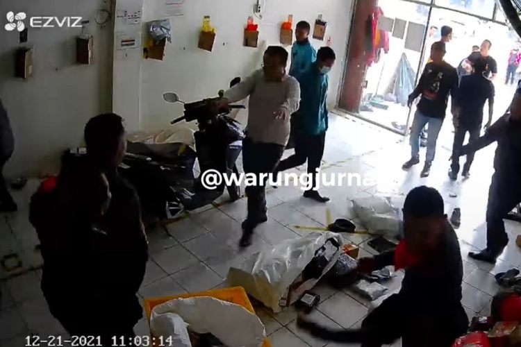 Pengeroyokan terjadi di ruko jasa ekspedisi di Jalan Pondok Kelapa Raya, Duren Sawit, Jakarta Timur, Selasa (21/12/2021). Sejumlah orang mendatangi ruko dan menyerang para karyawan di ruko tersebut. Mereka memukuli hingga menginjak korban.