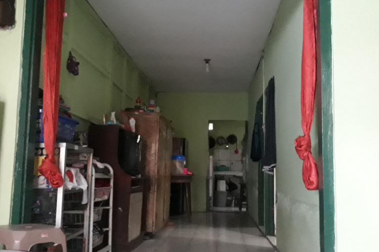 Rumah Halimah (60) di RT 014 RW 003 Kelurahan Pasar Minggu, Jakarta Selatan, yang telah direnovasi dalam program bedah rumah dari Bazis Jakarta Selatan. Foto diambil Minggu (29/4/2018).