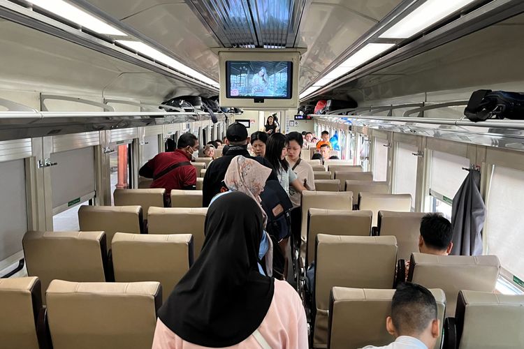Warga naik kereta api di Stasiun Madiun di Kota Madiun, Jawa Timur, Kamis (7/3/2024).