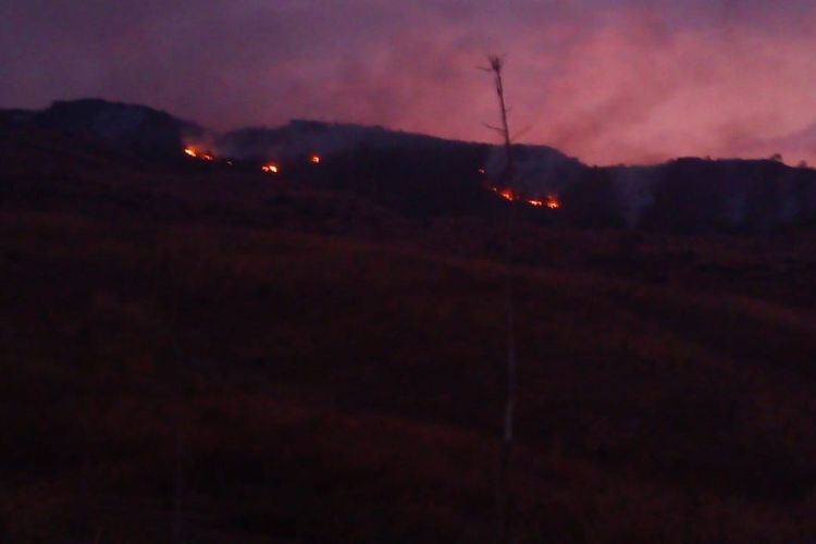 Sejumlah titik api masih terpantau di Kecamatan Padabeunghar Kabupaten Kuningan, yang berada di sekitar Gunung Ciremai, Senin (7/10/2019).