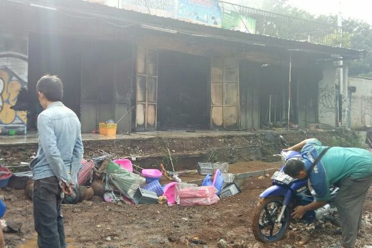 Sebuah ruko perabotan rumah tangga yang berlokasi di Jalan M. Toha, Pondok Cabe Udik, Pamulang, Tangerangan Selatan, Senin (3/2/2020) mengalami kebakaran. Diduga kebakaran tersebut terjadi karena korsleting listrik. 