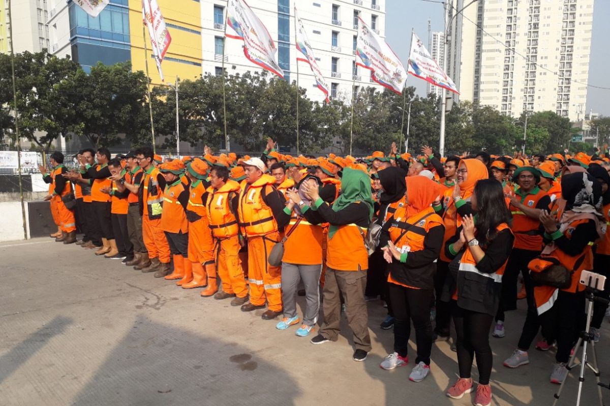 Ribuan petugas UPK Badan Air mengikui apel sebelum memulai kegiatan grebek sampah di sekitaw Wisma Atlet Kemayoran, Jumat (20/7/2018).