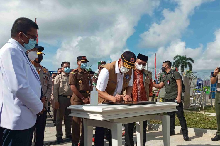 Kepala BNPB Doni Monardo meresmikan rumah sakit khusus karantina Bangka didampingi Gubernur Erzaldi Rosman dan Dirut RSUD Soekarno Armayani Rusli, Kamis (18/3/2021).