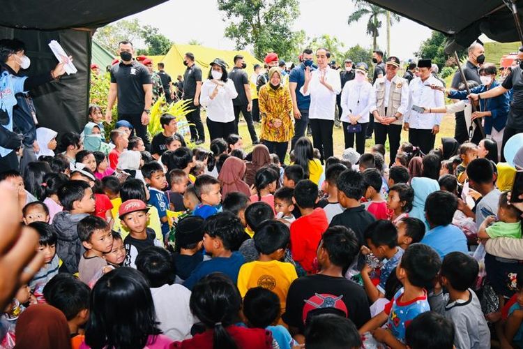  Presiden Jokowi (Jokowi) didampingi Kementerian Sosial (Kemensos) mengunjungi salah satu posko Layanan Dukungan Psikososial (LDP) Kemensos yang berlokasi di halaman SDN 2 Sukamaju, Desa Gasol, Kecamatan Cugenang, Cianjur, Kamis (24/11/2022).
