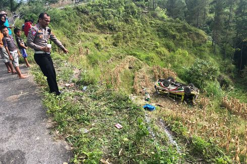 Minibus Terjun ke Jurang Sedalam 30 Meter di Samosir, 2 Penumpang Tewas, 13 Terluka