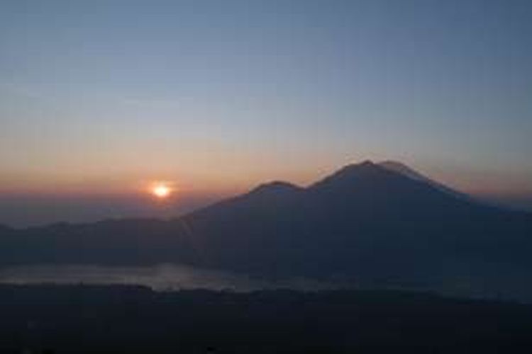 Melihat keindahan matahari terbit di Gunung Batur, Bali