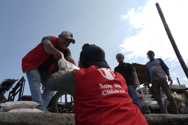 Pendistribusian kebutuhan pokok bagi korban bencana banjir bandang di Sumatera. 