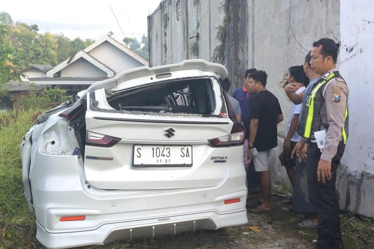 Minibus Senggol Motor lalu Hantam Rumah Warga, Dua Orang Tewas di Pamekasan
