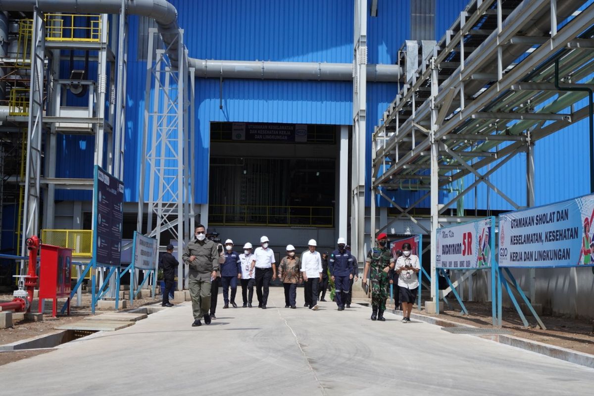 Presiden Joko Widodo meninjau proyek pembangunan Top Submerge Lance (TSL) Ausmelt Furnace  PT TIMAH Tbk di Kawasan Unit Metalurgi Muntok, Kabupaten Bangka Barat, Kamis (20/10/2022). 