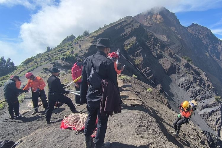 Tim SAR gabungan melakukan proses evakuasi terhadap Juliana pendaki asal Brasil yang jatuh saat mendaki Gunung Rinjani, Lombok, NTB, Senin (23/6/2025). Media Asing Soroti Nasib Juliana, Pendaki Brasil yang Ditemukan Jatuh di Gunung Rinjani tapi Sulit Dievakuasi 