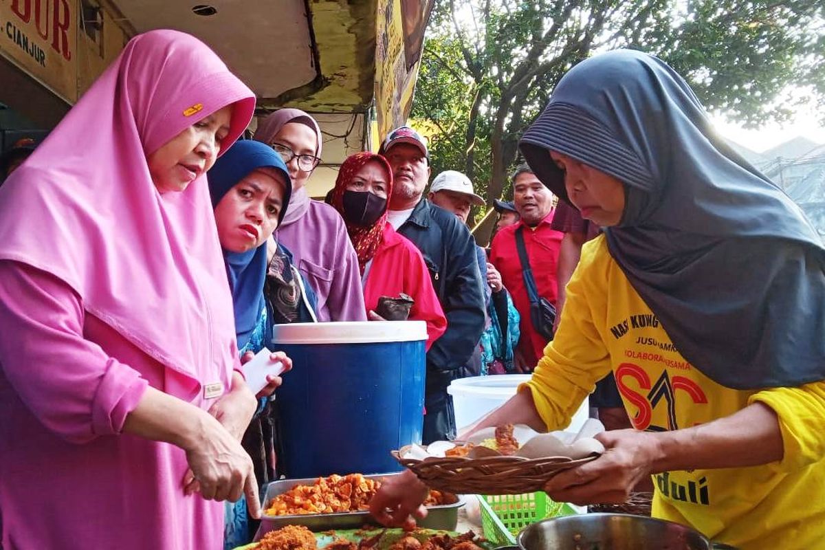 Sejumlah warga Cianjur, Jawa Barat rela mengantri demi mendapatkan menu sarapan nasi kuning komplit dengan lauk pauk yang dijual Rp 3.000 seporsi.
