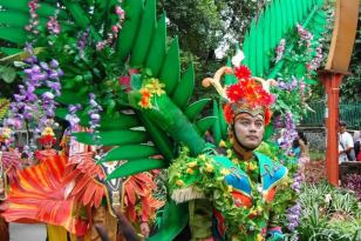 Peserta karnaval Festival Bunga dan Buah Nusantara (FBBN) 2015 berjalan mengelilingi Kebun Raya Bogor, Minggu (29/11/2015). Puncak FBBN 2015 dimeriahkan oleh 10 mobil hias, enam grup marching band, 55 pertunjukkan properti dan kostum, serta lebih dari 10.000 peserta berkeliling Bogor mengkampanyekan kecintaan terhadap bunga dan buah nusantara.