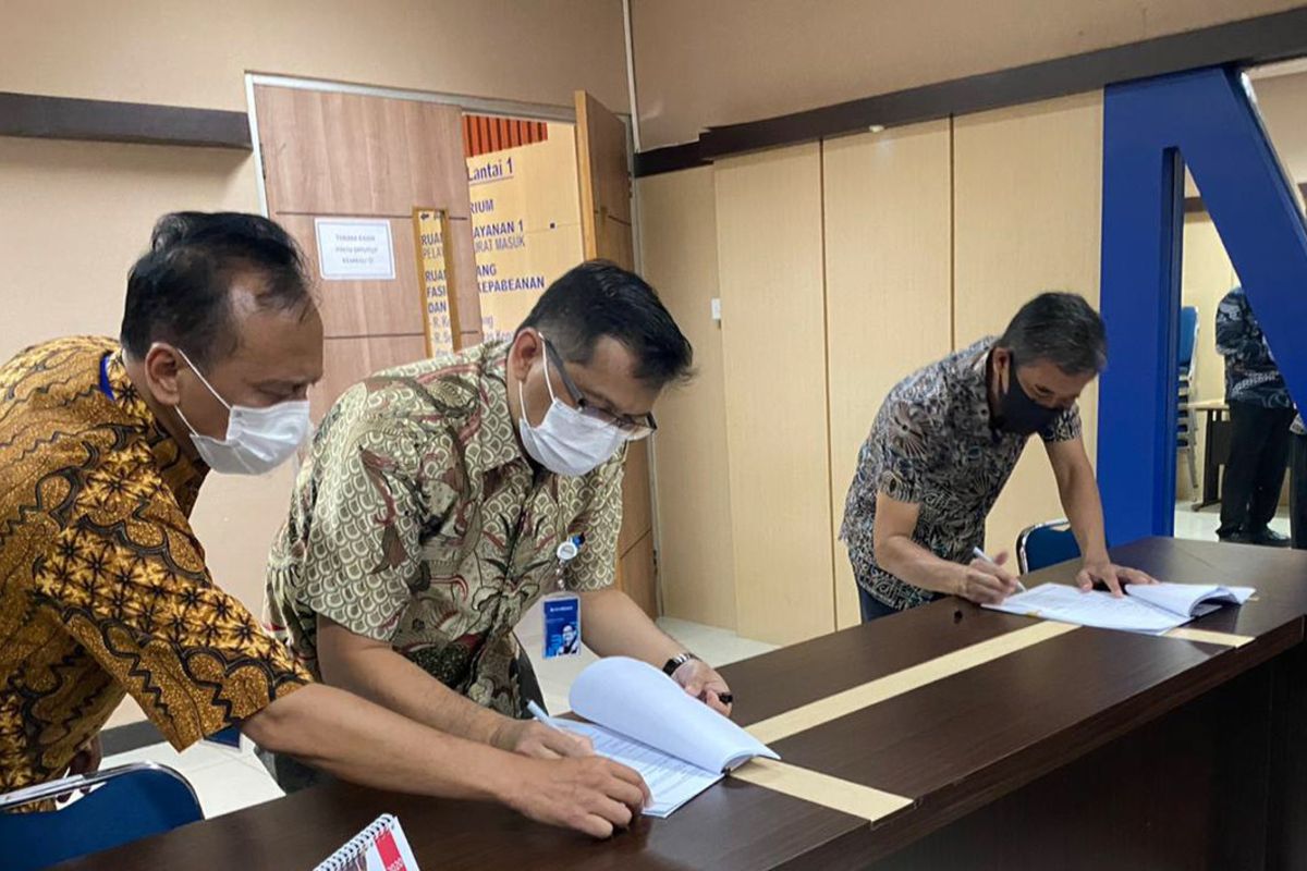 Prosesi penandatanganan izin pendirian Pusat Logistik Berikat (PLB), yang dilakukan oleh manajemen PT Barata Indonesia dan Bea dan Cukai Jawa Timur.