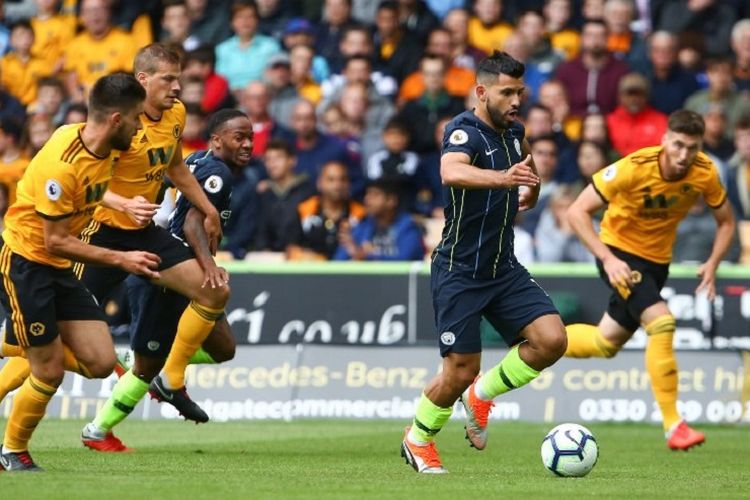 Penyerang Manchester City, Sergio Aguero, mencoba menerobos pertahanan Wolverhampton Wanderers pada pertandingan Premier League di Stadion Molineux, 25 Agustus 2018. 