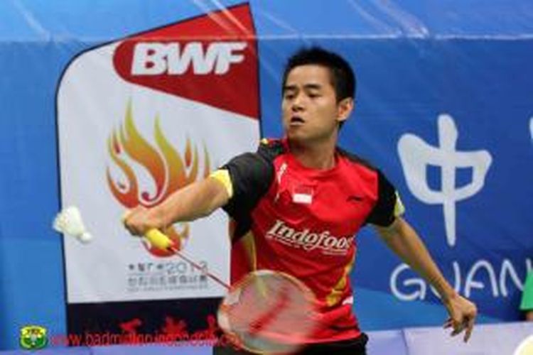 Tunggal putra Indonesia, Simon Santoso, mengembalikan bola pada pertandingan babak pertama BWF World Championships atau Kejuaraan Dunia 2013 di Tian-He  Indoor Gymnasium, Guangzhou, China, Senin (5/8/2013).