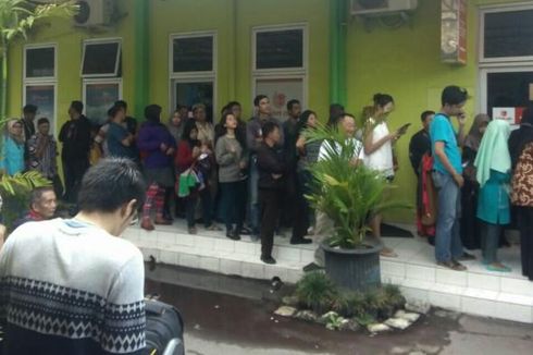 Penumpang Antre Penjadwalan Ulang dan Pengembalian Tiket Pesawat