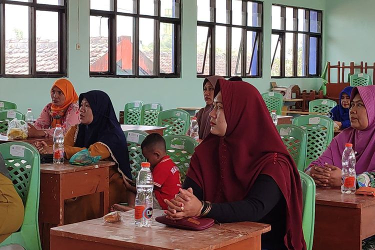 Selain 19 siswi yang menjadi korban, para orangtua korban juga turut diberikan bimbingan dan konseling oleh psikiater yang didatangkan di SMPN 1 Sukodadi, Lamongan, Jawa Timur, Kamis (31/8/2023).