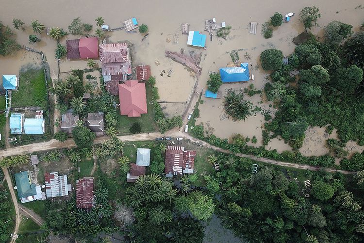 Foto udara beberapa rumah yang teredam banjir di Kecamatan Wonggeduku, Konawe, Sulawesi Tenggara, Sabtu (15/6/2019). Banjir akibat meluapnya Sungai Konaweha menyebabkan 5.360 hektare sawah terendam dan banjir juga memutuskan jalan trans Sulawesi.
