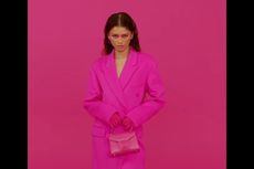 Zendaya Tampil Menawan dengan Setelan Pink dari Valentino di Paris Fashion Week F/W 2022