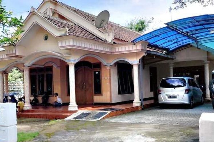 Suasana rumah orang tua Anas Urbaningrum di Desa Ngaglik, Kecamatan Srengat, Kabupaten Blitar, Jumat (7/4/2023). 
