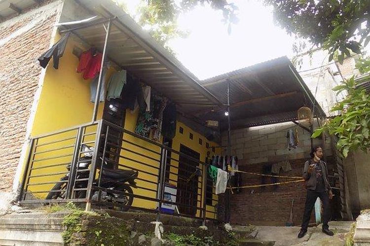 Kondisi rumah korban KDRT di Semarang, tertutup dan telah terpasang garis polisi. 