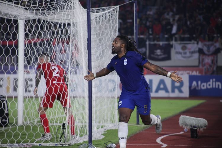 Penyerang PSIS, Carlos Fortes, berselebrasi usai mencetak gol ke gawang Persis pada lanjutan Grup A Piala Presiden 2022, Selasa (21/6/2022).