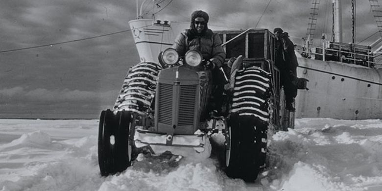 Edmund Hillary menjelajahi Kutub Selatan dengan menggunakan traktor Ferguson TE20.
