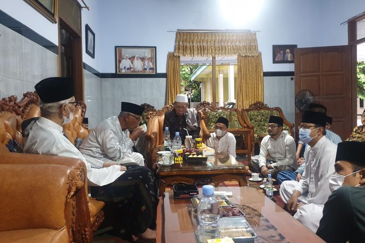 KH Anwar Mansyur saat silaturahmi bersama Rais Aam serta sejumlah kiai sepuh di Dalem KH Nurul Huda Djazuli, Ploso, Minggu (5/12/2021).