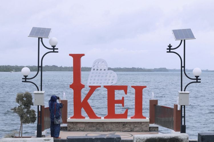 Seorang wisatawan memotret tugu bertuliskan I Love Kei, di Langgur, Maluku Tenggara, Kamis (15/3/2018).