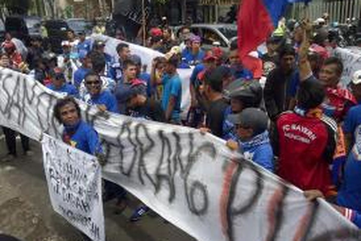 Ribuan Aremania menggelar demo di gedung DPRD Kabupaten Malang untuk mengecam kebijakan BOPI dan Menpora yang melarang Arema dan Persebaya ikut kompetisi QNB League 2015, Senin (13/4/2015).