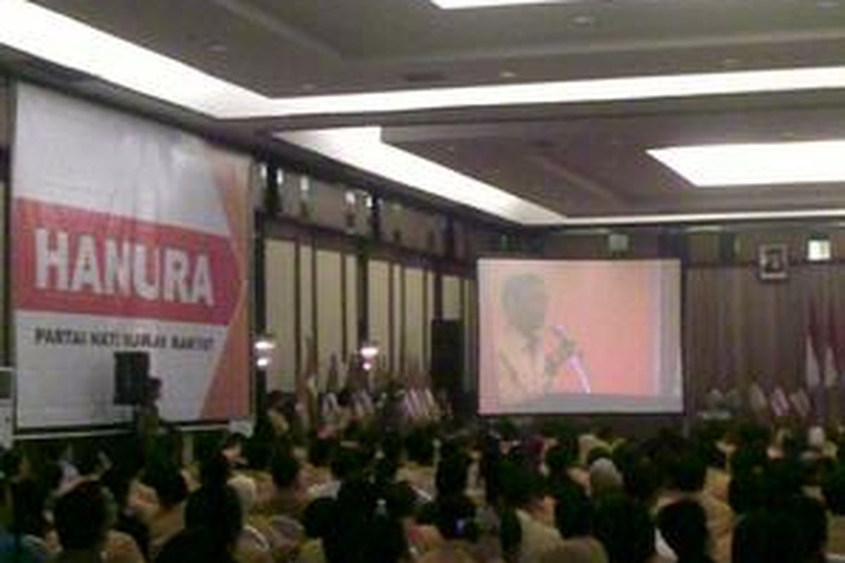 Ketua Umum Partai Hanura Wiranto sedang memberi sambutan menjelang  pembukaan pembekalan anggota legislatif Partai Hanura di Hotel Mercure Jakarta, Minggu (11/10) malam. 