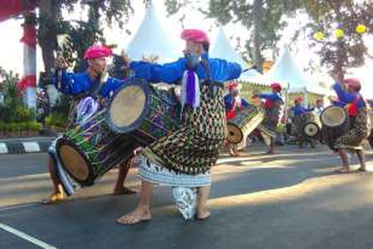 Musik tradisional Suku Sasak, Lombok ikut memeriahkan parade budaya NTB di Mataram, Kamis (18/8/2016). 