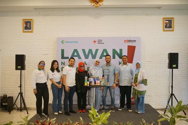 Selebritas Shireen Sungkar dan Teuku Wisnu dalam acara ?Baygon & Autan Lawan Nyamuk Demam Berdarah, Edukasi dan Aksi untuk Masa Depan yang Lebih Sehat?. 