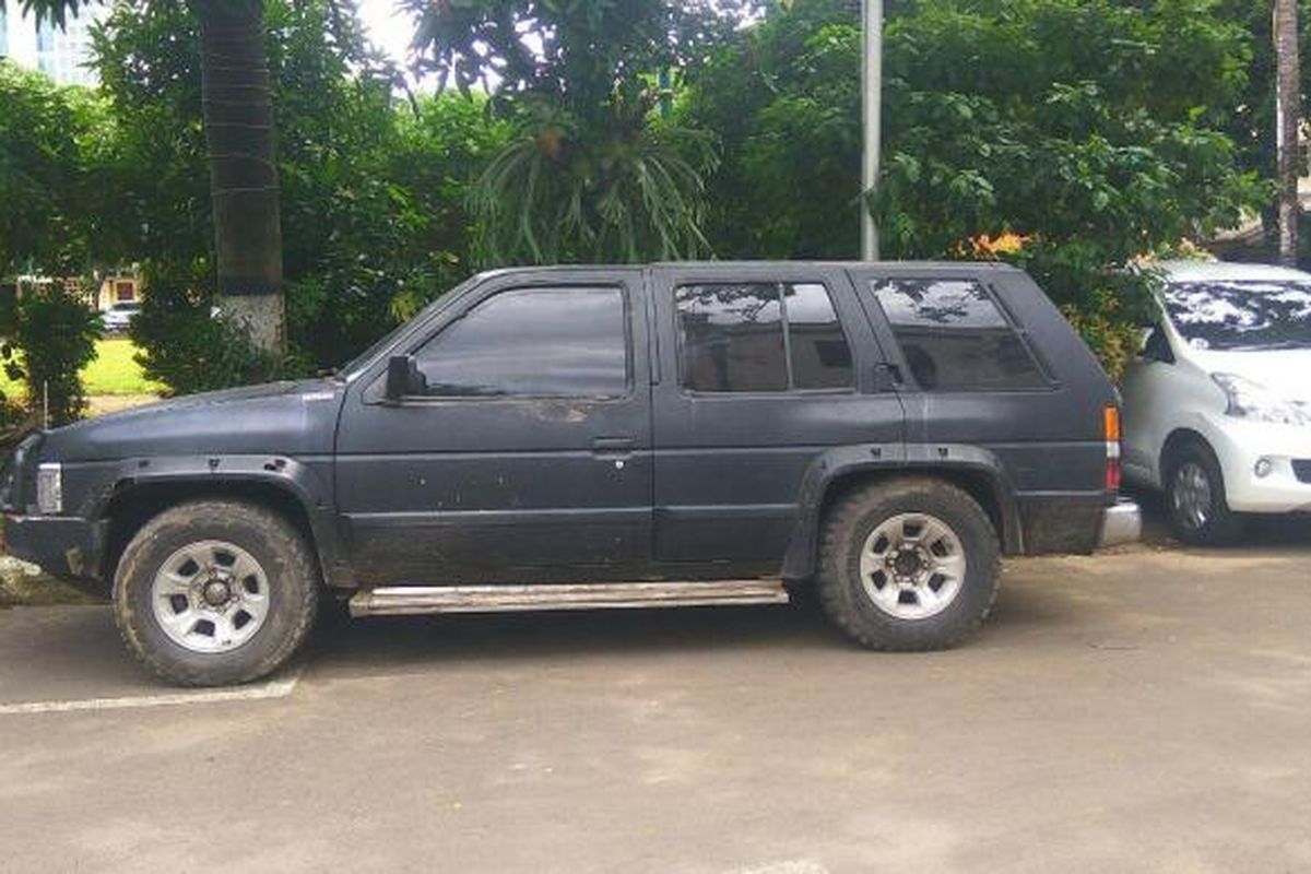 Mobil Nissan Terrano SGX yang diamankan polisi dari lokasi demo di depan rumah Presiden ke-6 RI, Susilo Bambang Yudhoyono, kini terparkir di Mapolda Metro Jaya, Selasa (7/2/2017).