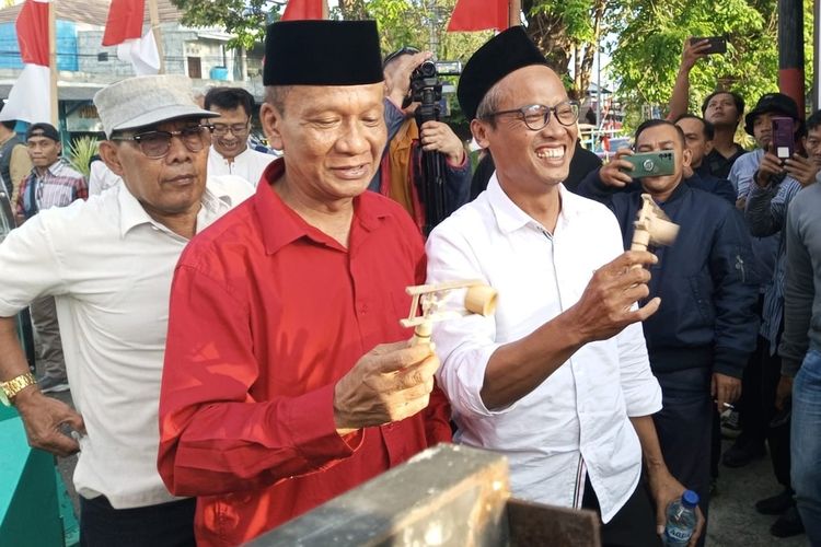 Untoro Hariadi (baju merah) dan Wahyudi Anggoro Hadi (baju putih) resmi mendaftar ke KPU Kabupaten Bantul pada Kamis (29/8/2024)