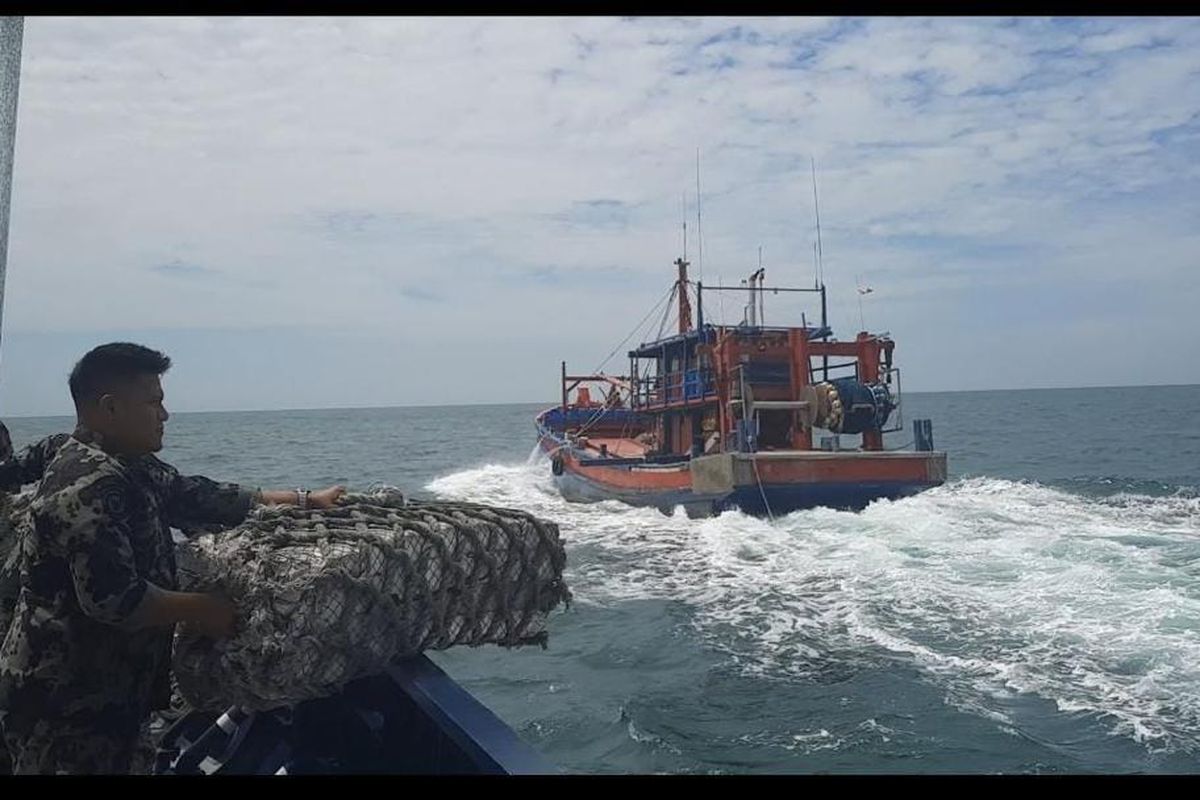 Kementerian Kelautan dan Perikanan (KKP) menangkap 1 kapal illegal fishing berbendera Malaysia di wilayah Zona Ekonomi Eksklusif  Indonesia (ZEEI) Selat Malaka, Rabu (14/6/2023).