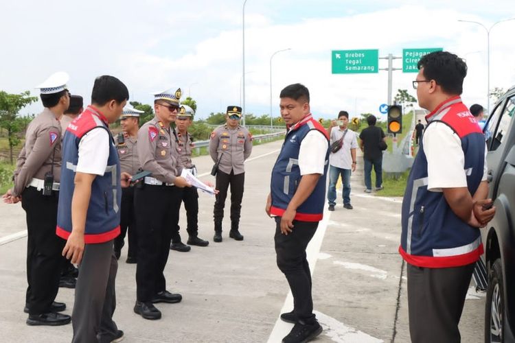 Satlantas Polre Brebes dengan petugas tol Pejagan - Pemalang Tol Road (PPTR) saat cek jalur di simpang susun Tol Brebes Timur (Brexit), Tol Brebes Barat, dan Tol Pejagan, Brebes Jawa Tengah, Senin (10/4/2023).
