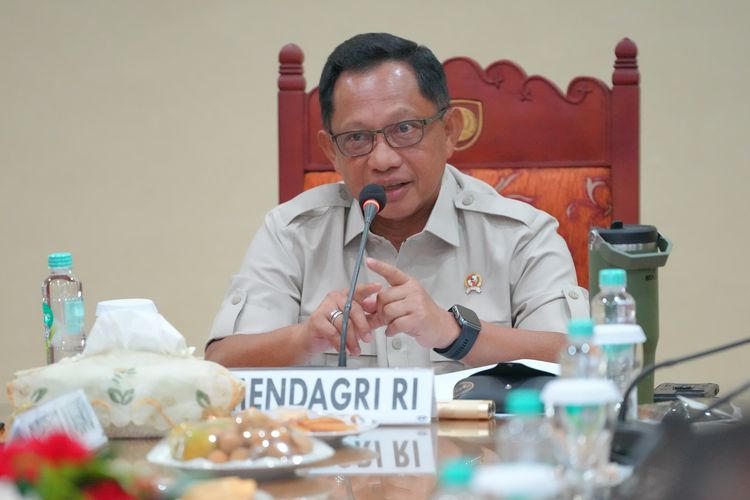 Menteri Dalam Negeri (Mendagri) Muhammad Tito Karnavian saat memimpin Rapat Koordinasi (Rakor) Kepala Daerah se-Provinsi Maluku Tahun 2025 di Ruang VIP Bandara Pattimura, Kota Ambon, Maluku, Kamis (27/11/2025).