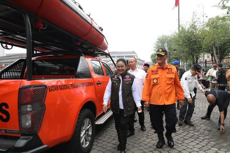 Wali Kota Semarang Agustina Wilujeng memimpin apel gladi lapang kesiapsiagaan menghadapi musim penghujan sekaligus mengukuhkan Forum Pengurangan Risiko Bencana (FPRB) Kota Semarang periode 2025?2028. Kegiatan itu berlangsung di Halaman Balai Kota Semarang, Kamis (11/9/2025).