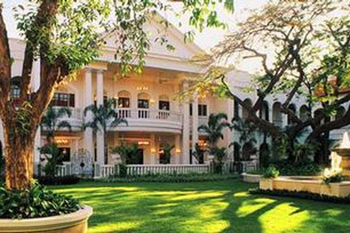 Hotel Majapahit di Surabaya. Hotel ini dulunya adalah Oranje Hotel yang dibangun Belanda di tahun 1910.