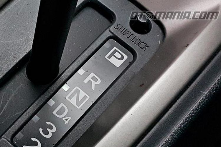 Шифт лок. Кнопка Shift Lock АКПП i40. Заглушка Shift Lock Optima. Кнопка Shift Lock АКПП Chevrolet Aveo t250. Тойота рав 4 кнопка шифт лок.